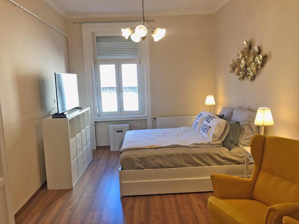 Modern Comfort In Historical Budapest Esterno foto